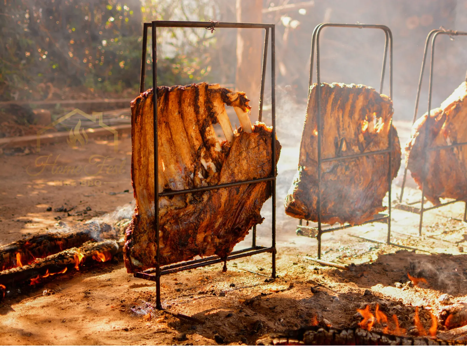 Costelas no fogo de chão durante evento ao ar livre da Home Fest Fire BBQ