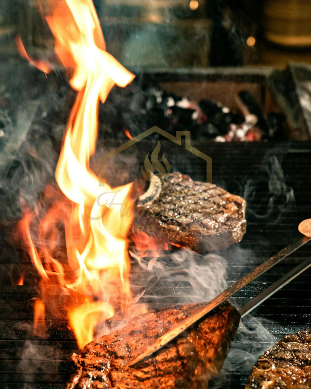 Chama alta na parrilla durante preparação ao vivo do Fire BBQ