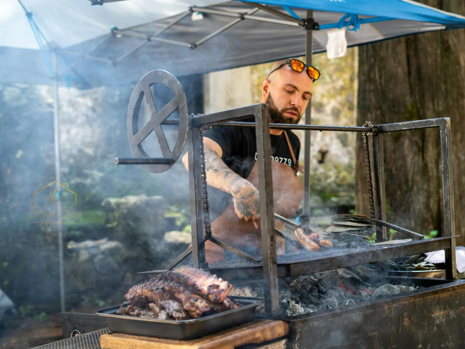 Parrillero profissional comandando a brasa durante serviço Fire BBQ