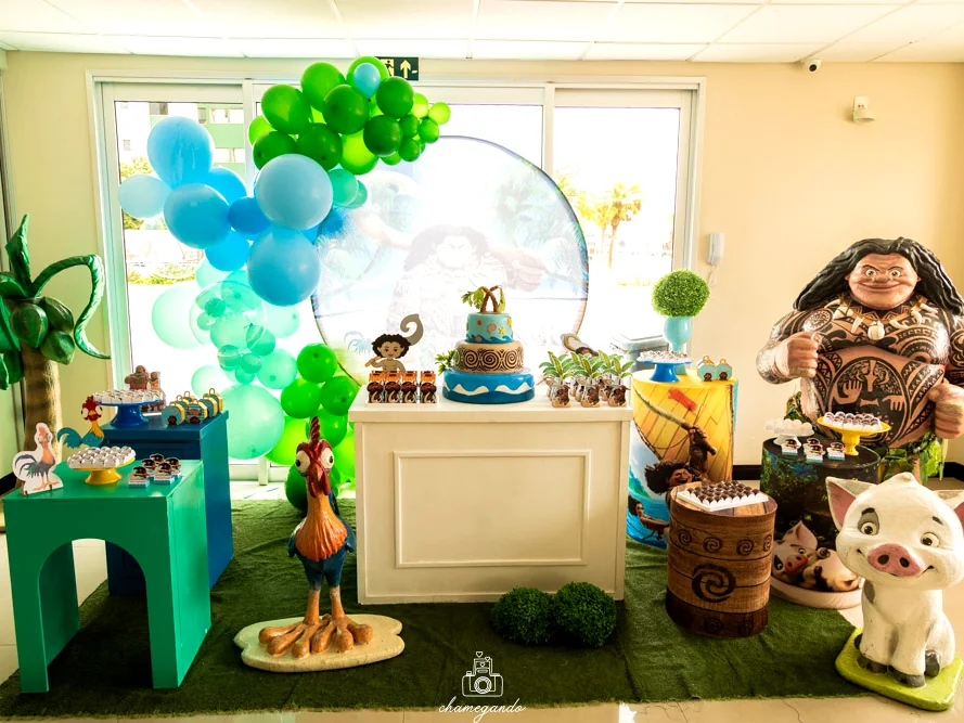 mesa principal da festa infantil em casa