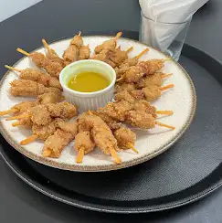 Espetinhos de frango com molho servidos pela Home Fest em evento